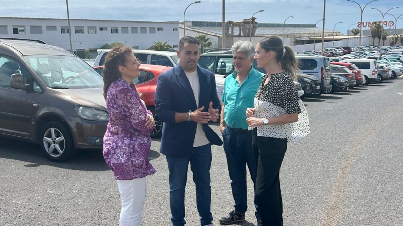 Miembros de NC en el parking del Hospital.