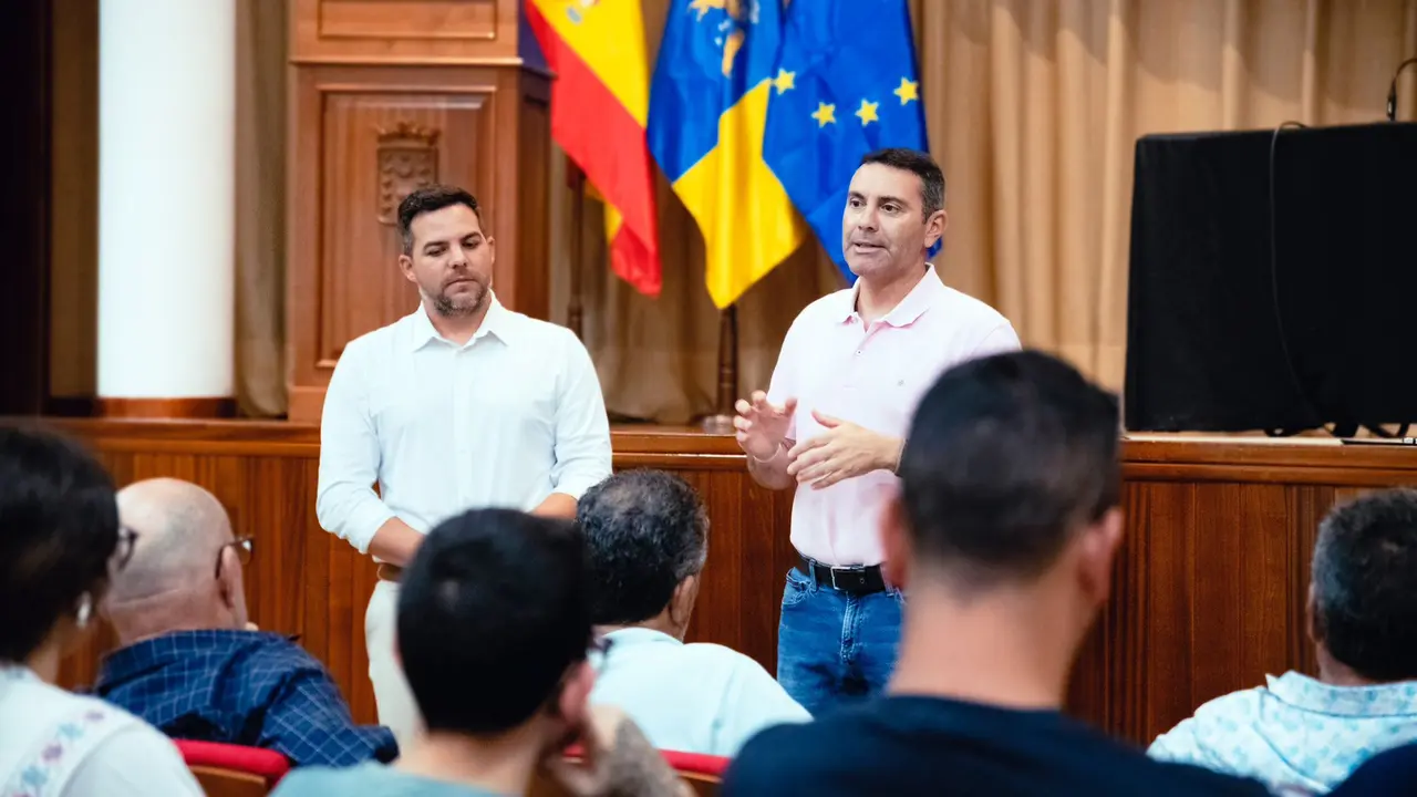 Reunión con los vecinos de El Golfo.