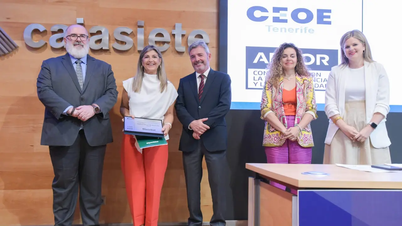 La directora de Asesoría Jurídica, Gestión Inmobiliaria y Relaciones Institucionales de HiperDino, Margarita Cejas, fue la encargada de recoger el reconocimiento.