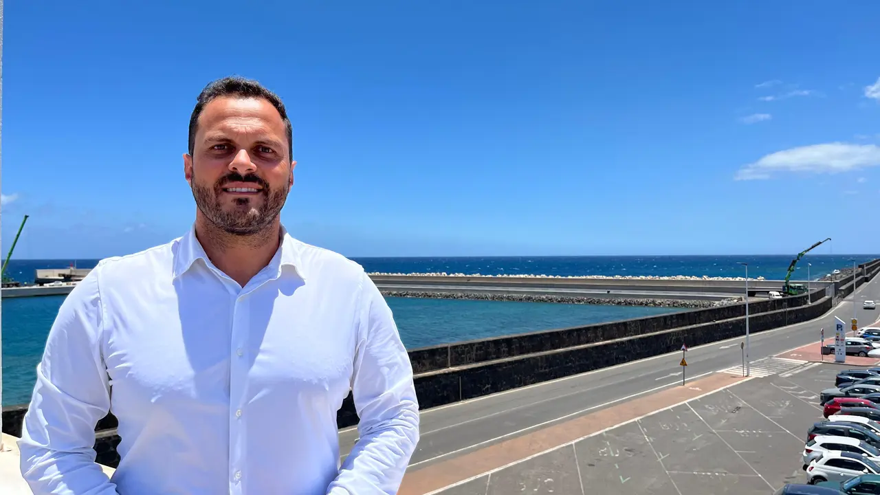 El alcalde Yonathan de León junto al nuevo Muelle de Naos y el Dique Sur.
