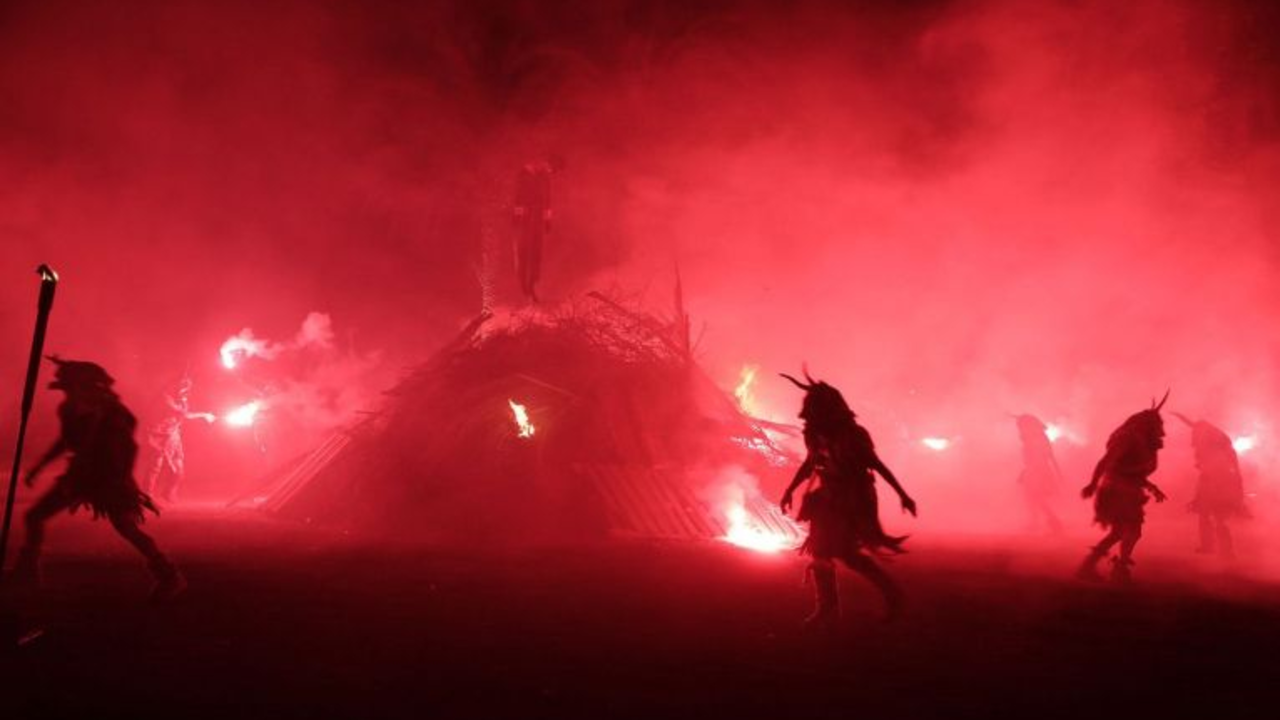 Diablos en la hoguera de San Juan de Haría.