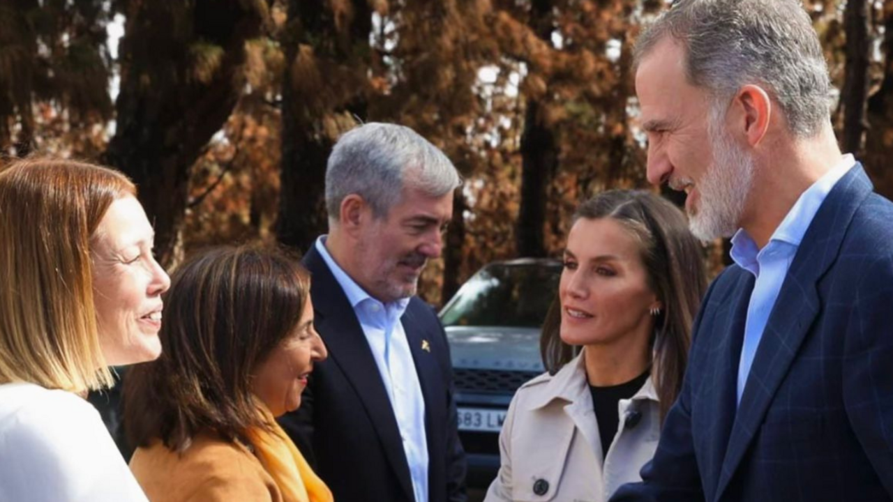 Astrid Perez saluda a Felipe VI durante su visita a la zona afectada por el incendio de Tenerife en 2023.