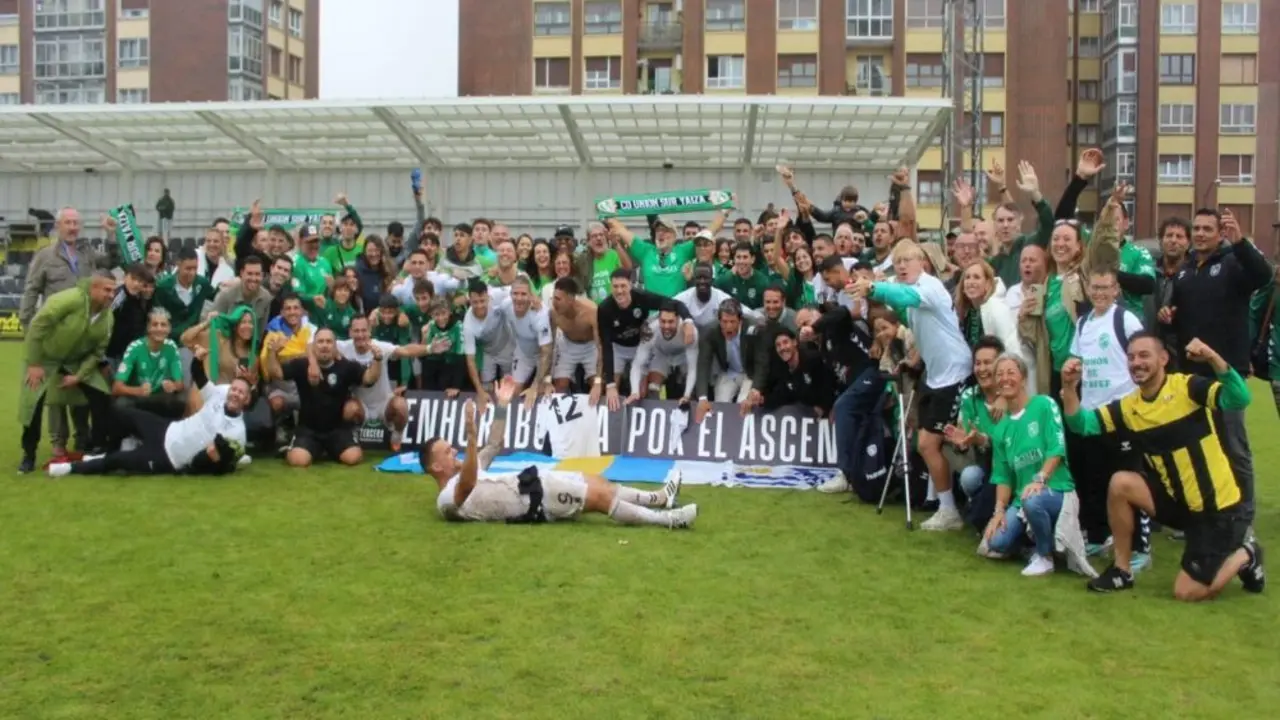 Los jugadores del Yaiza celebran el triunfo