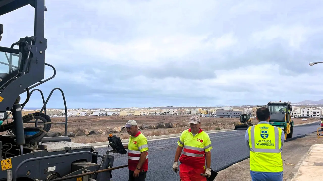 Yonathan de León visitando hoy los trabajos de reasfaltado de la carretera que une Argana Alta y Maneje.