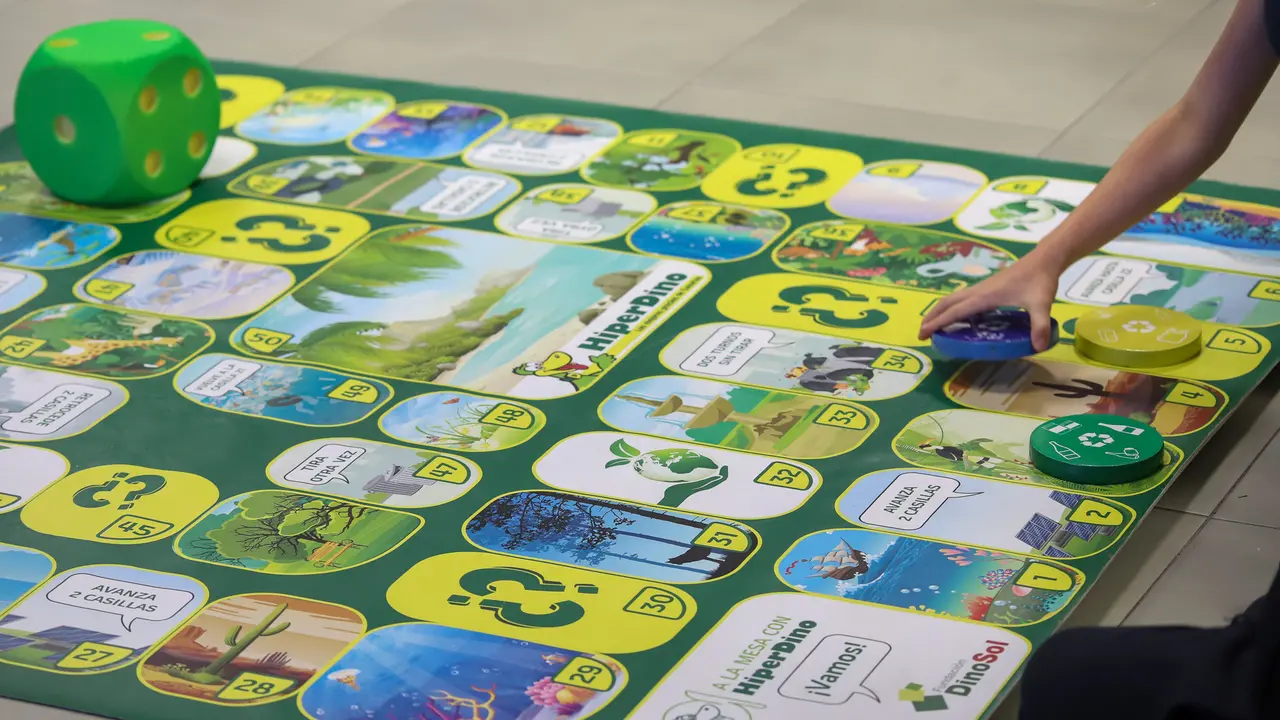 A la mesa con HiperDino y Larga vida a la comida son los dos proyectos educativos que HiperDino imparte en centros educativos de Canarias.