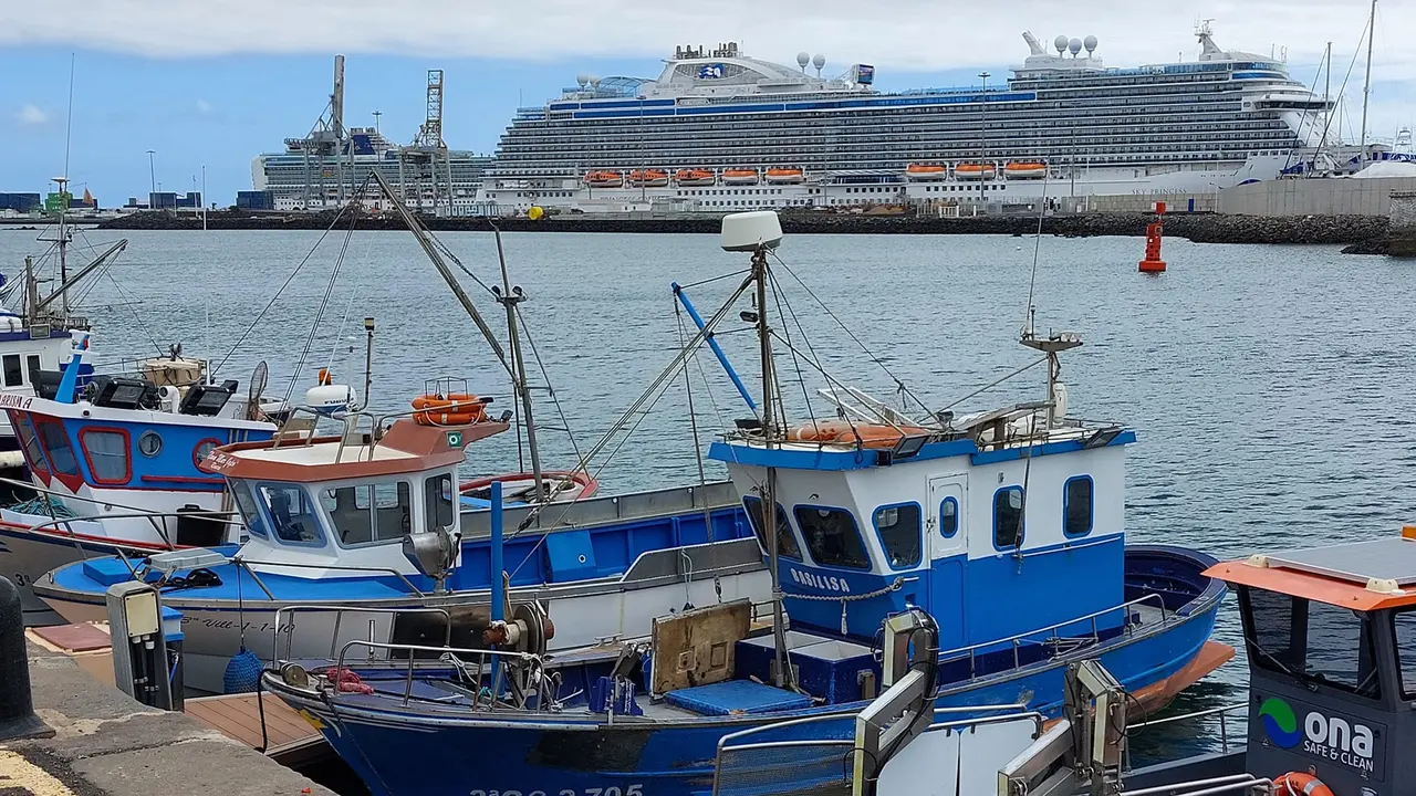 Zona del muelle de Naos en Arrecife, y al fondo el puerto de Cruceros.