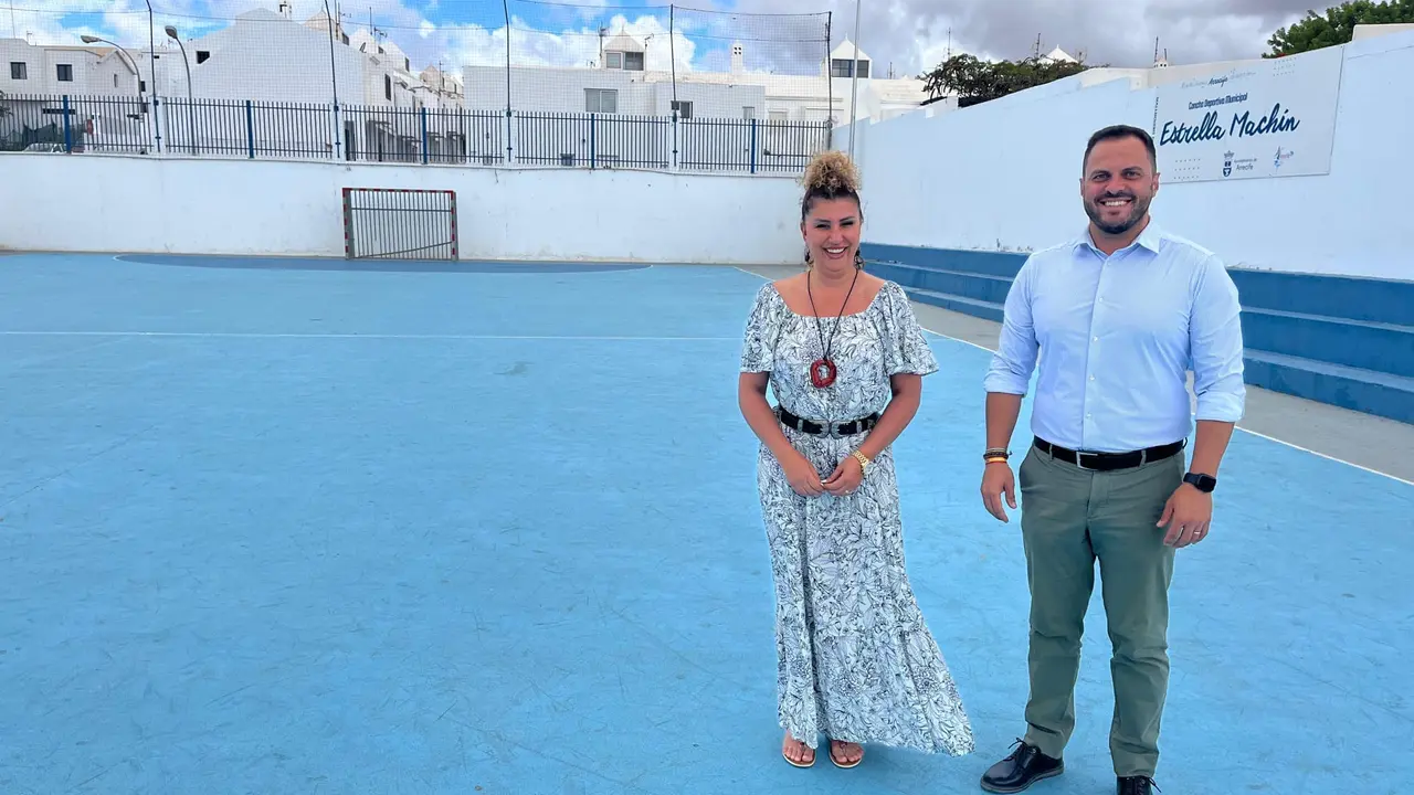 Yonathan de León y Eli Merino en las canchas de Tinasoria, cuyas obras de mejora han salido a licitación.