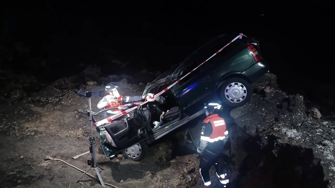 Coche volcado en La Geria.