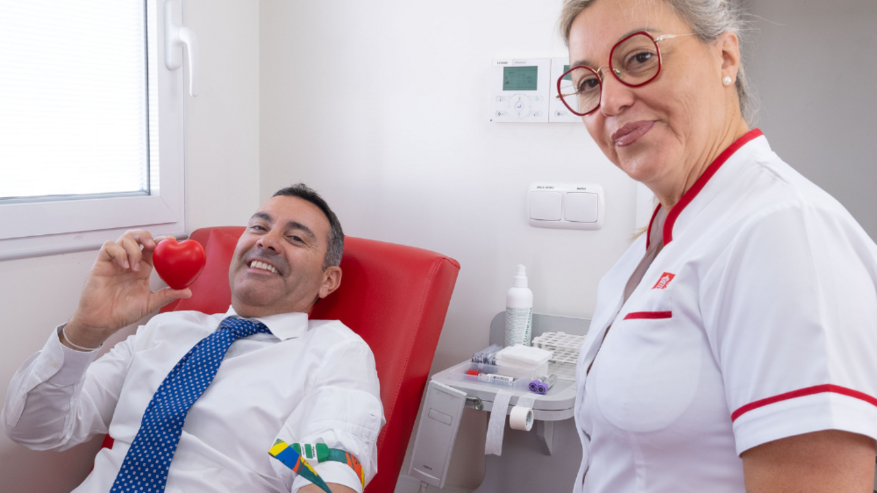 Oswaldo Betancort donando sangre.