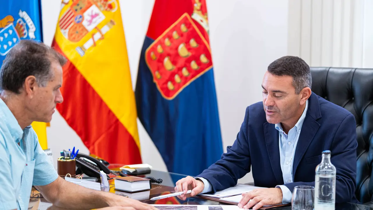 Oswaldo Betancort junto al consejero de Aguas.