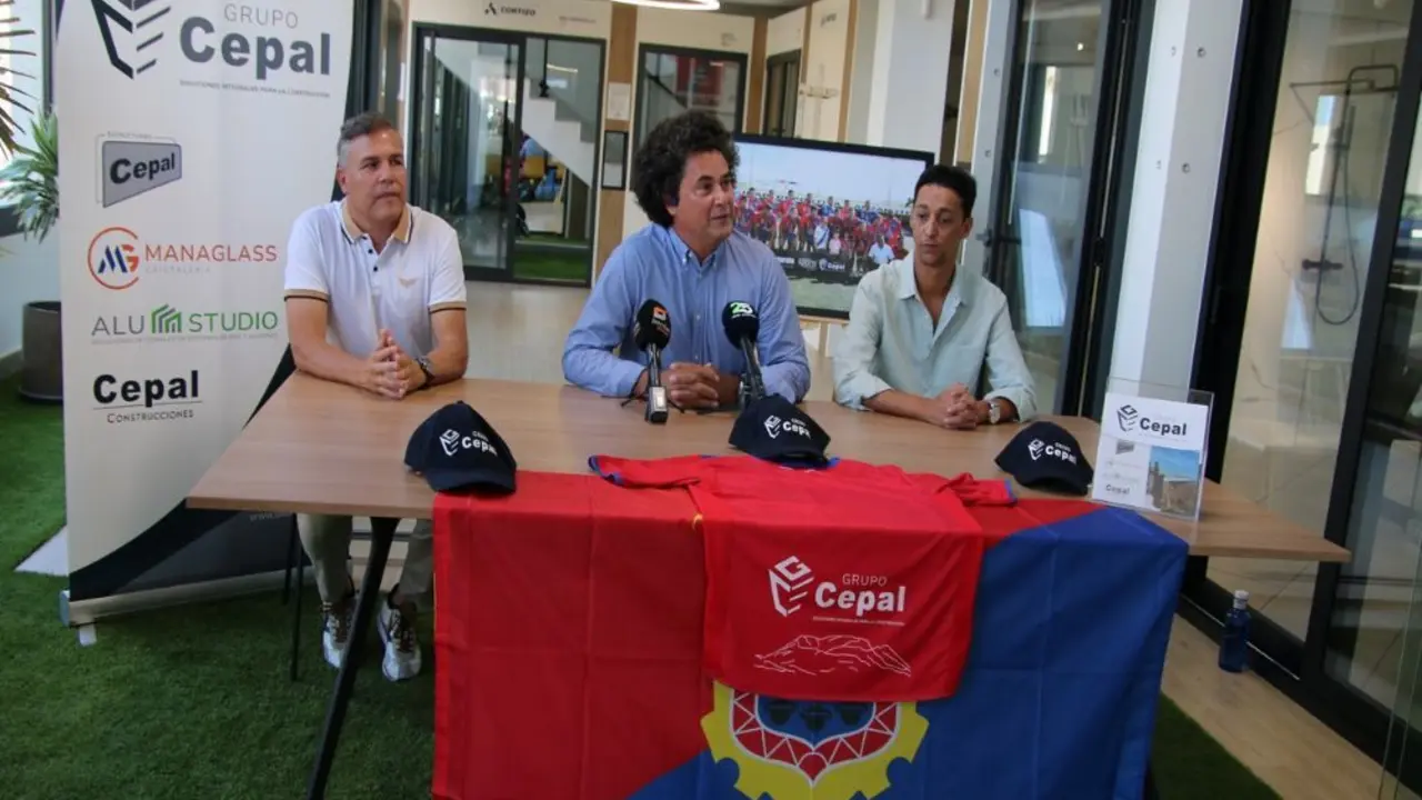 Socorro, primero por la izquierda