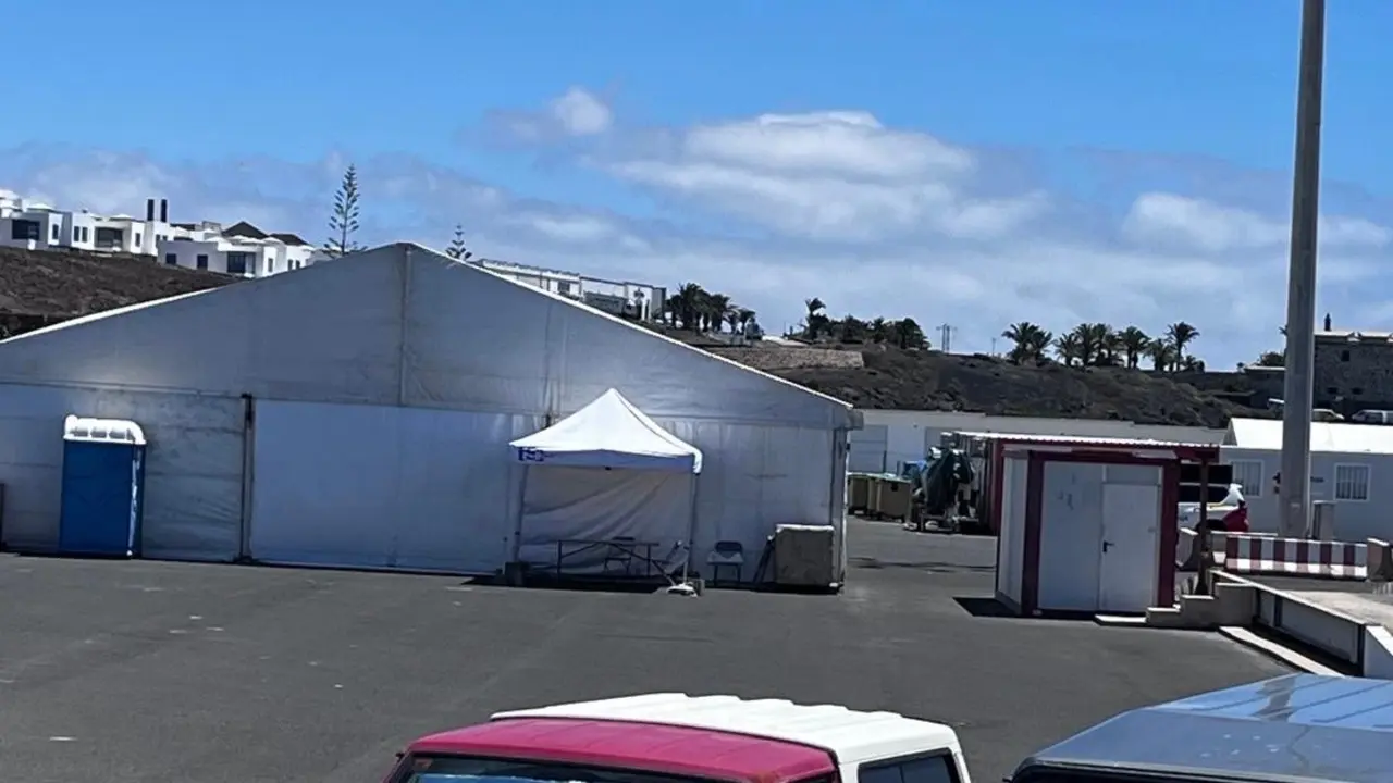 Carpas para la primera acogida de los menores migrantes, en Puerto Naos.