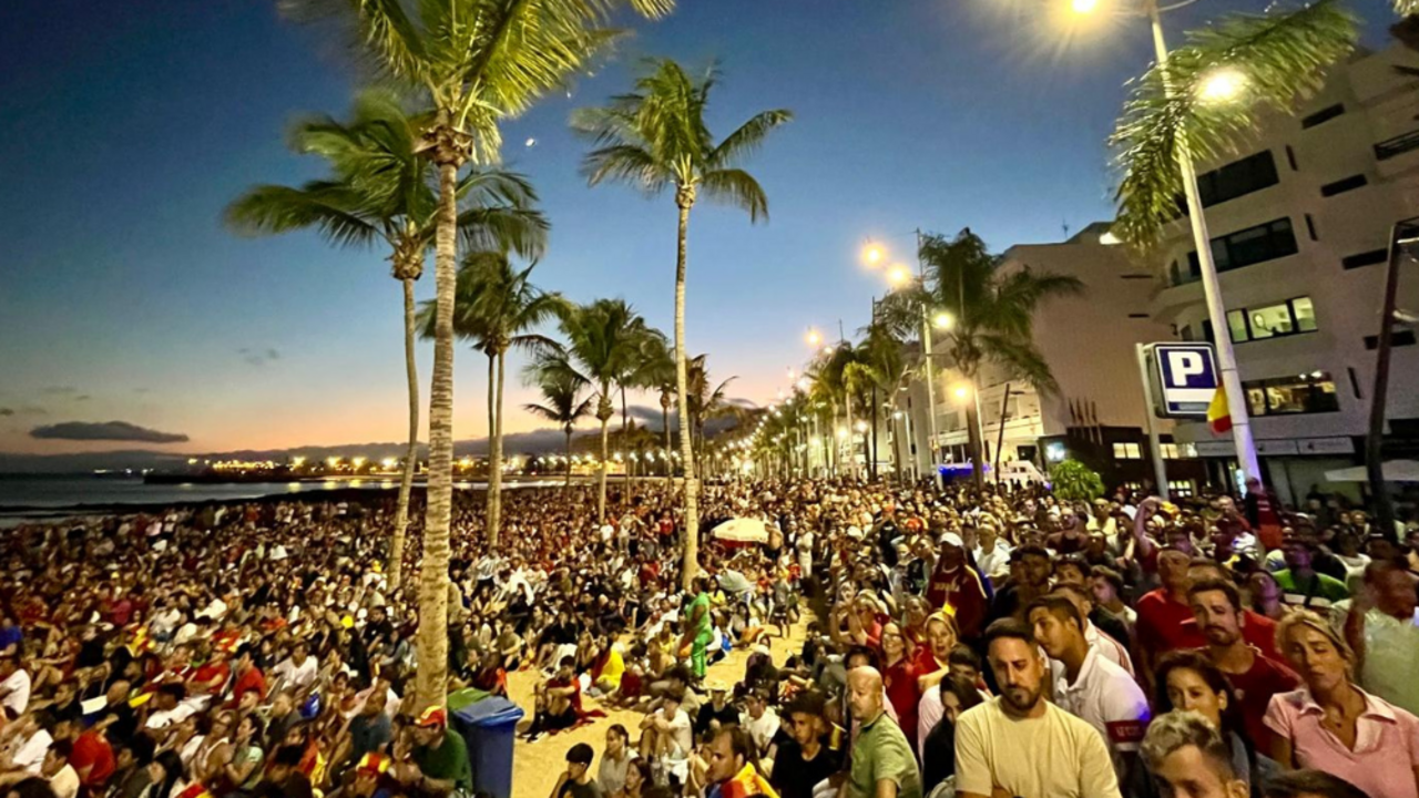 Miles de afiicionados  disfrutaron anoche con el pase de España a la final en la Playa de El Reducto (Arrecife).