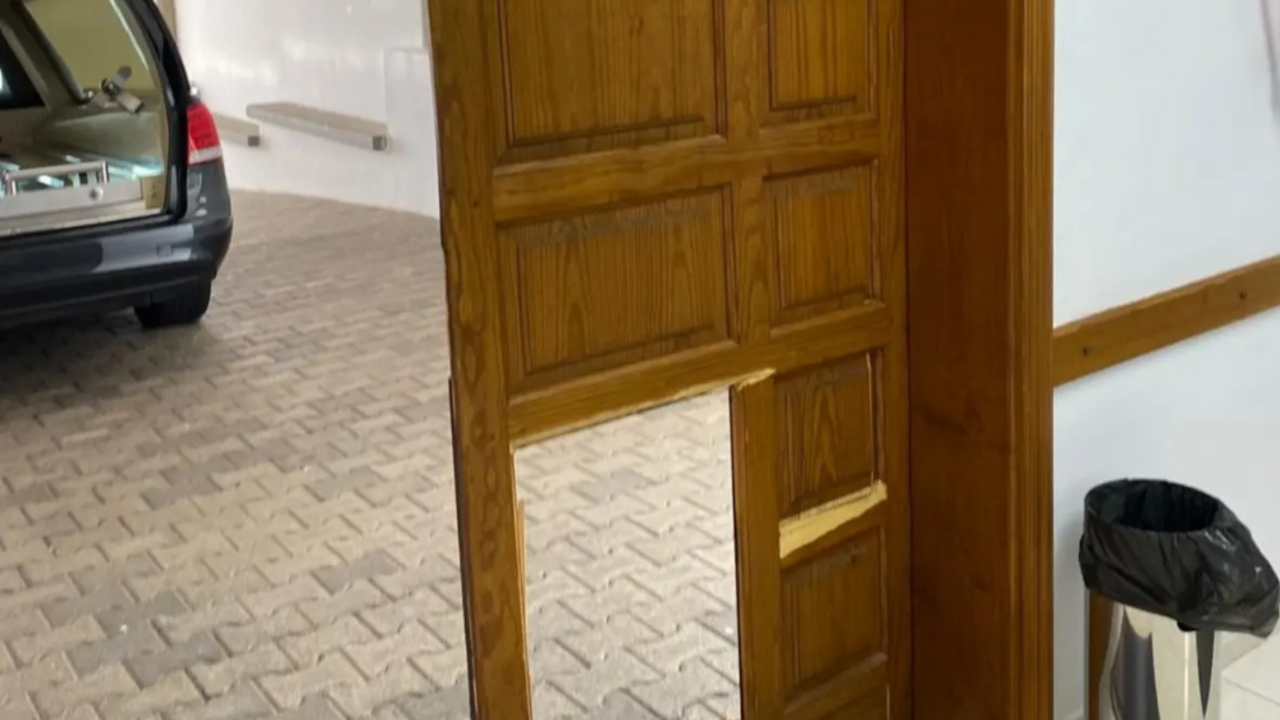 Vandalismo en el Tanatorio Municipal de Teguise.