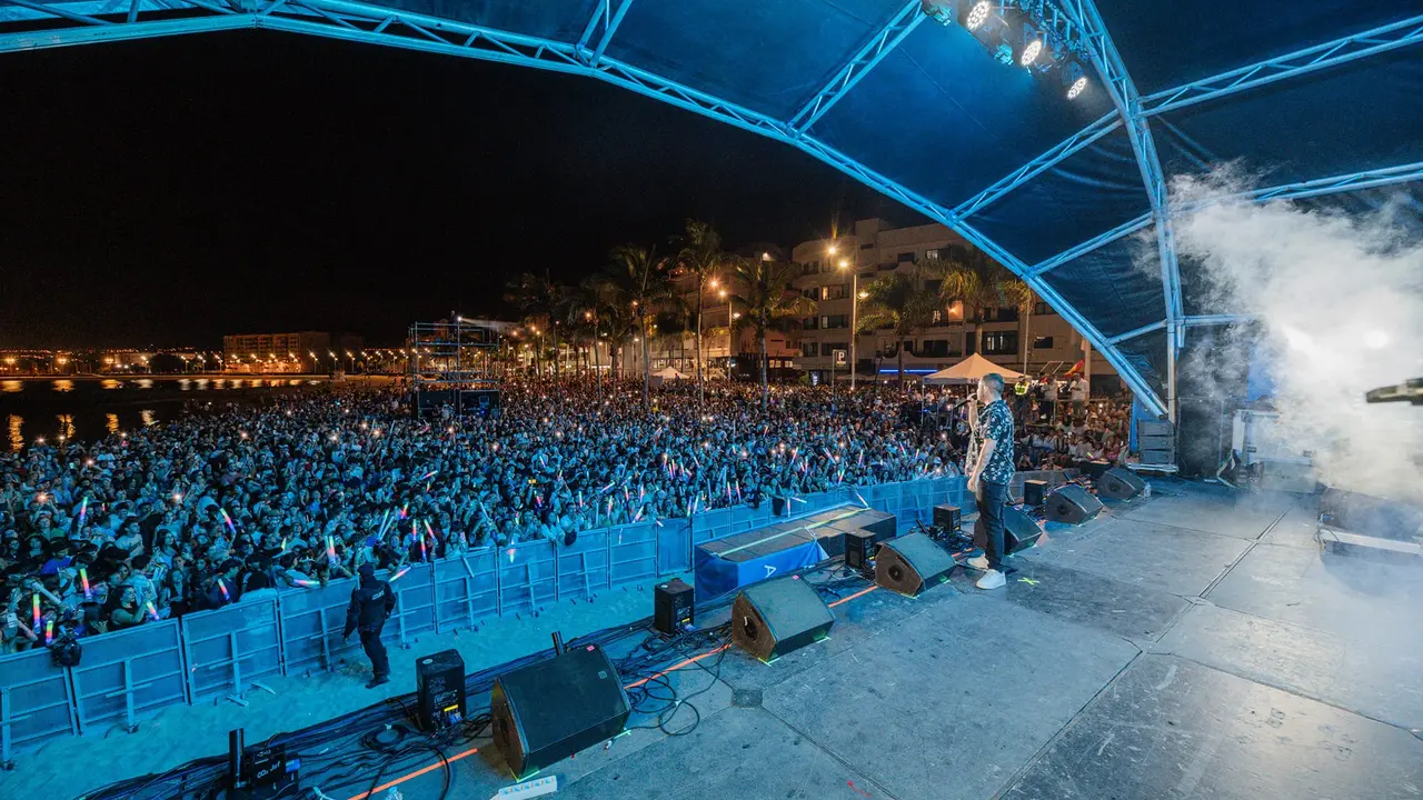 La playa de El Reducto abarrotada de público en la celebración del Arrecife Summer Fest. Actuación de Beret