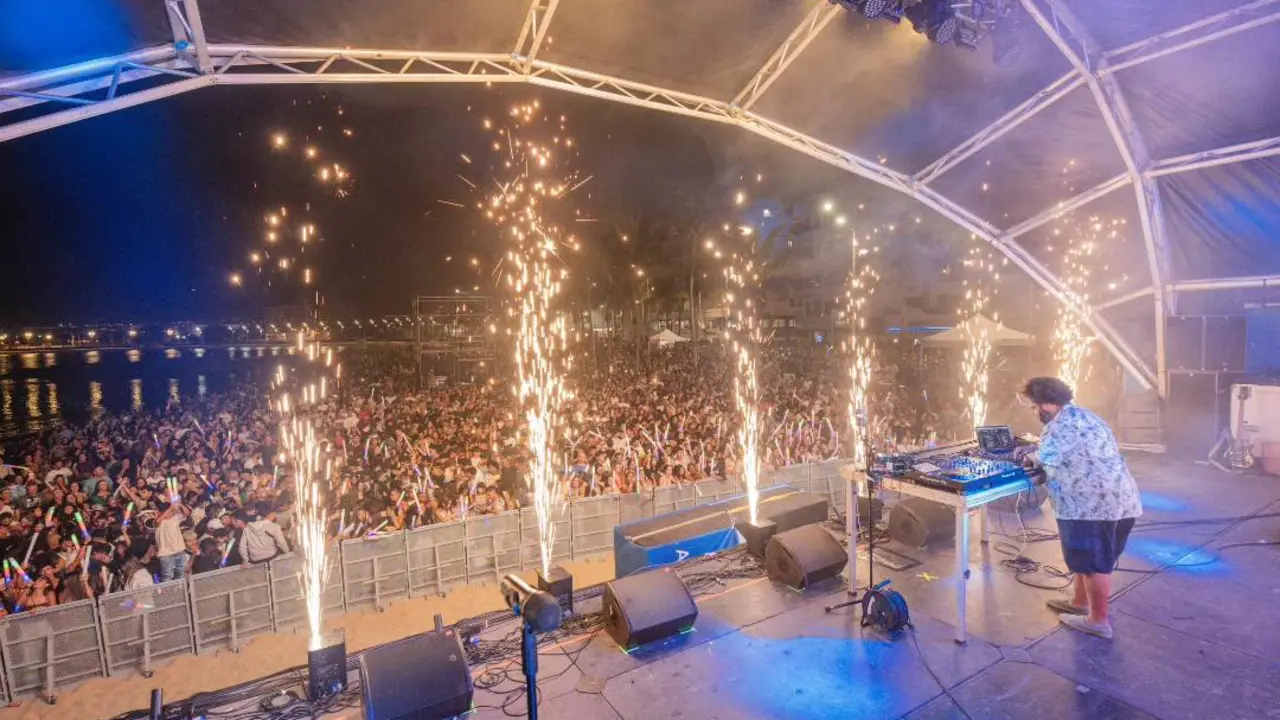 La playa de El Reducto abarrotada de público en la celebración del Arrecife Summer Fest. Actuación de Carlos Jean.