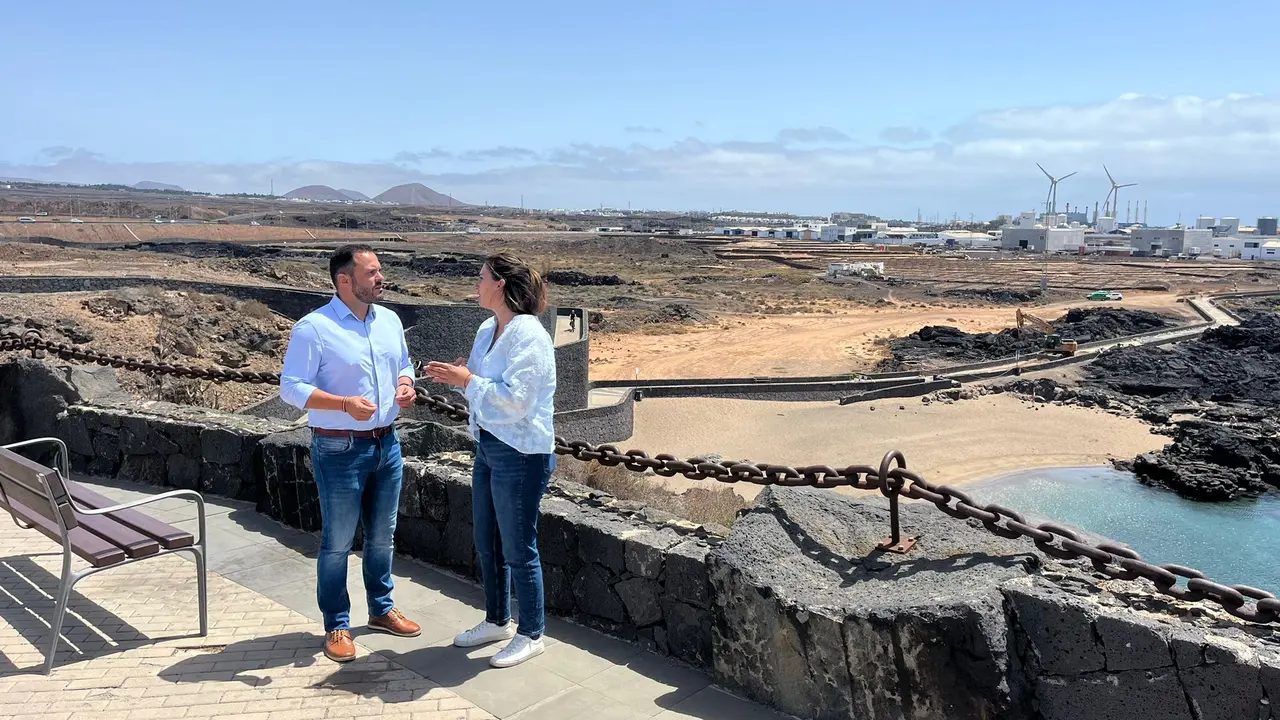 El alcalde Yonathan de León y la concejala de Playa, Davinia Déniz, en la playa de La Arena.