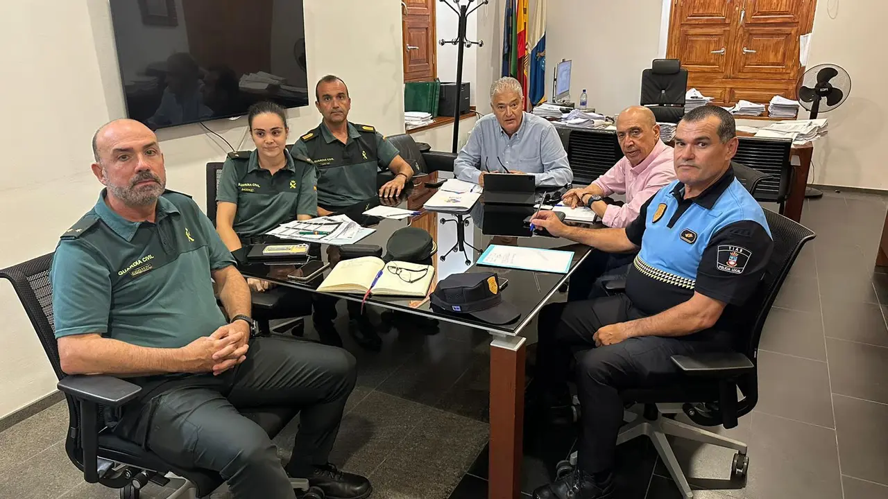 Reunión de Tías con la Guardia Civil y la Policía Local.