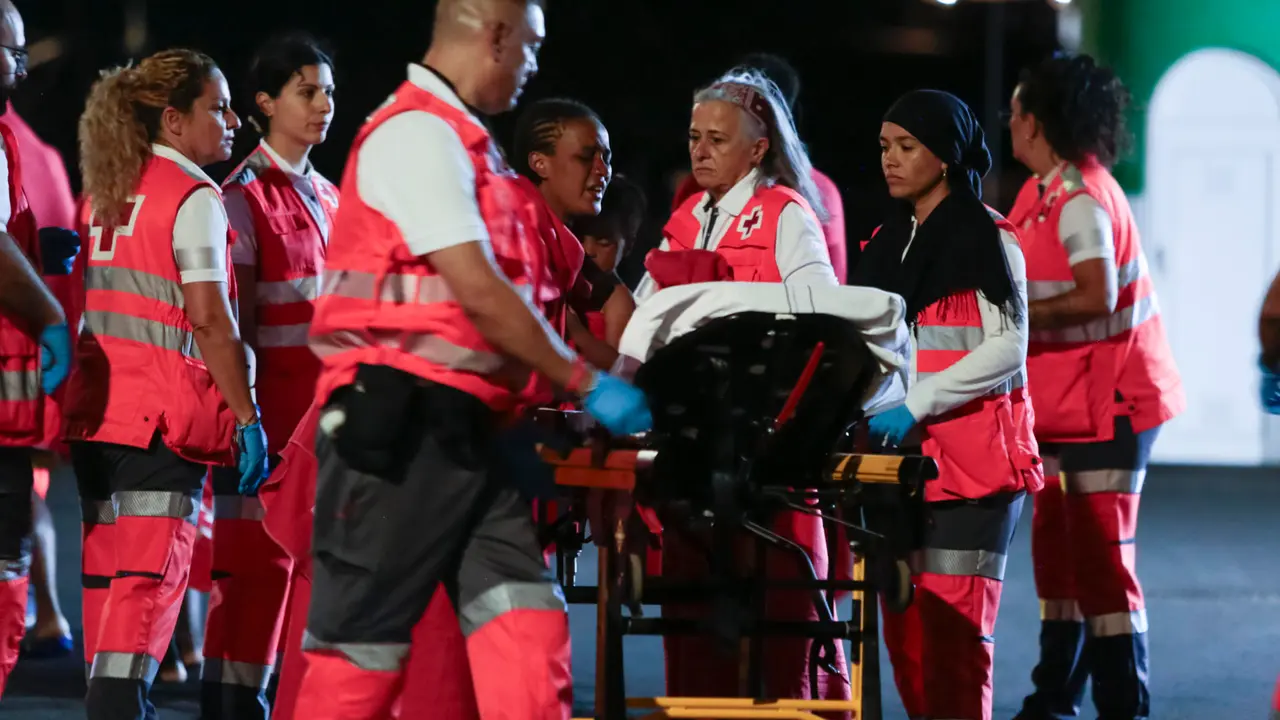Menor llegado en patera a Arrecife este sábado. Imagen: EFE.