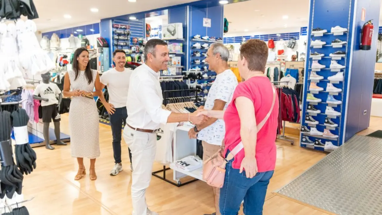 El presidente del Cabildo en un establecimiento comercial