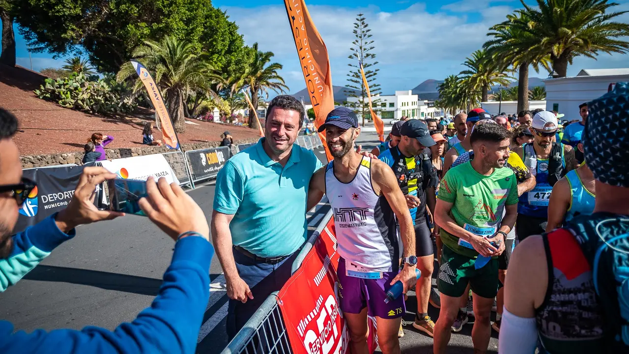 El atleta Albi Cedrés junto al alcalde de Yaiza.