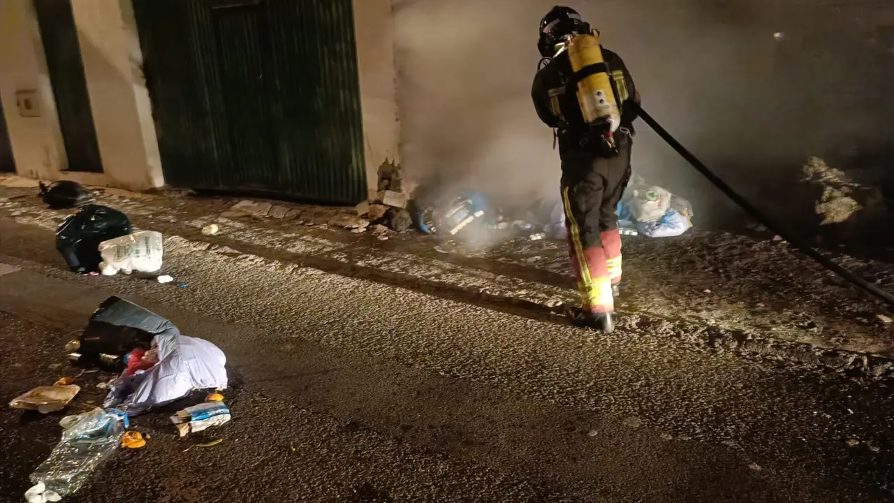 Contenedor incendiado.