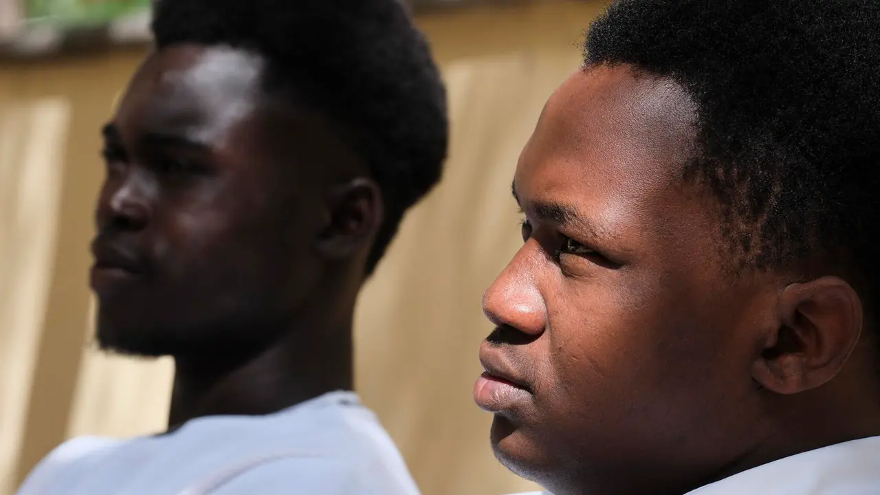 Los j&oacute;venes migrantes Mor Mbengue (i), de Senegal, y Brehima Niakate (d), de Mali, cuentan a EFE su experiencia tras abandonar el centro de menores al cumplir los 18 a&ntilde;os y sus expectativas en Espa&ntilde;a tras llegar a Canarias en cayuco. EFE/Alberto Vald&eacute;s.