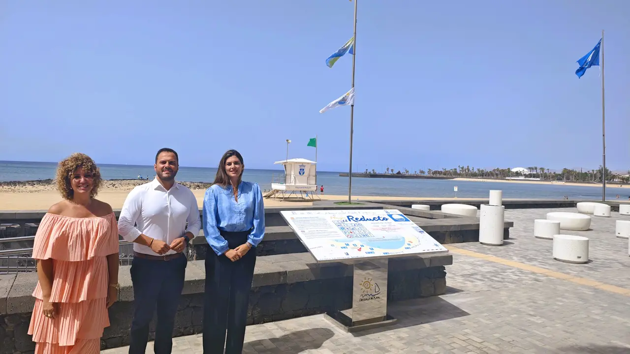 Arrecife instala paneles informativos con los valores del litoral de la capital de Lanzarote.