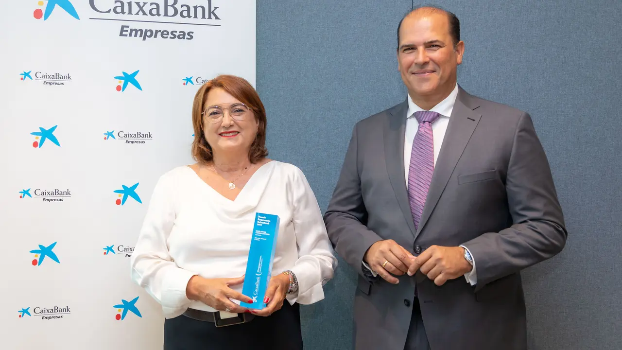 Esther Cabrera, ganadora del CaixaBank Premio Empresaria, y Manuel Afonso, director territorial de CaixaBank en Canarias.