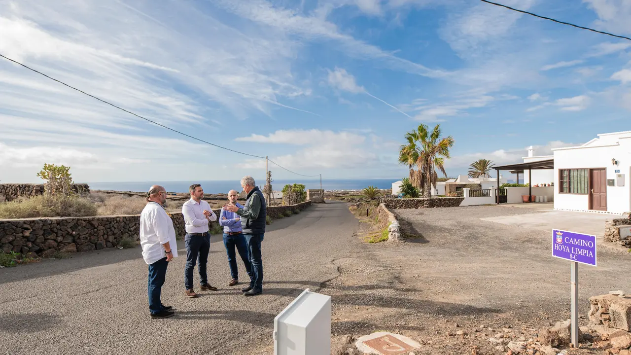El vicepresidente junto al alcalde, teniente de alcalde y concejal de Obras de Tías.