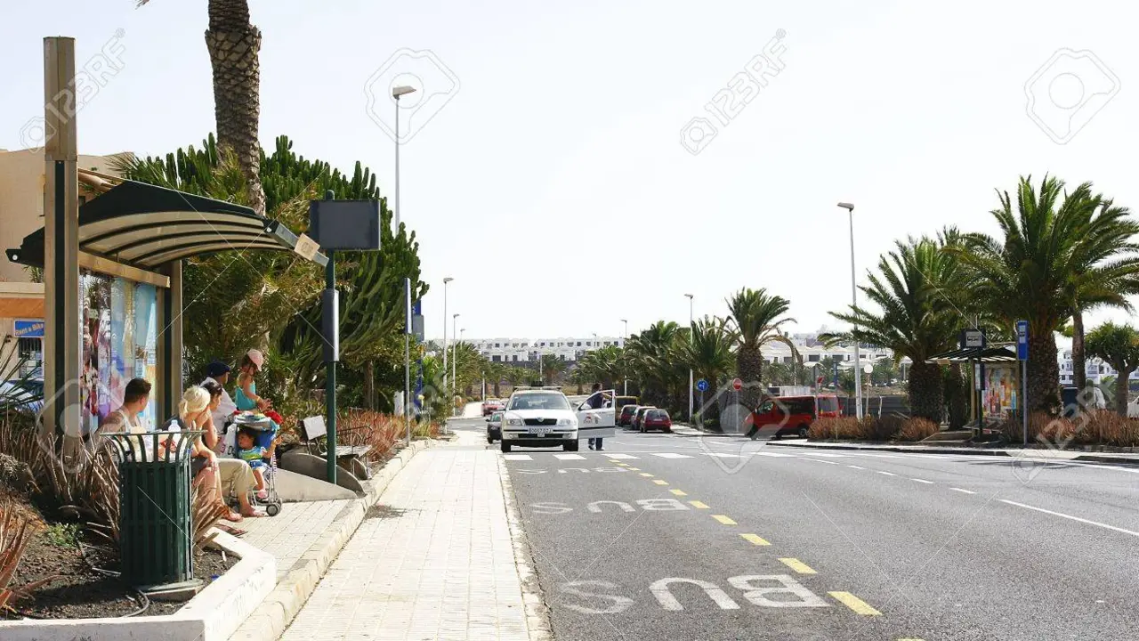 Parada de guagua en Costa Teguise.