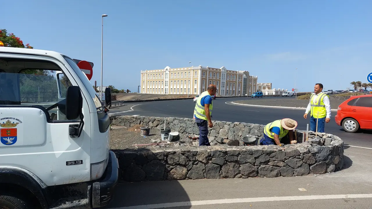 El alcalde de Arrecife visitando unas obras municipales con la utilización de furgonetas del Parque Móvil del Ayuntamiento de Arrecife.