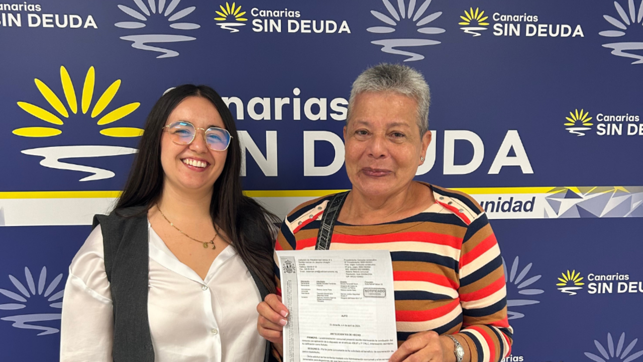 Mariela junto a su asesora tras recibir la noticia de la cancelaci&oacute;n.