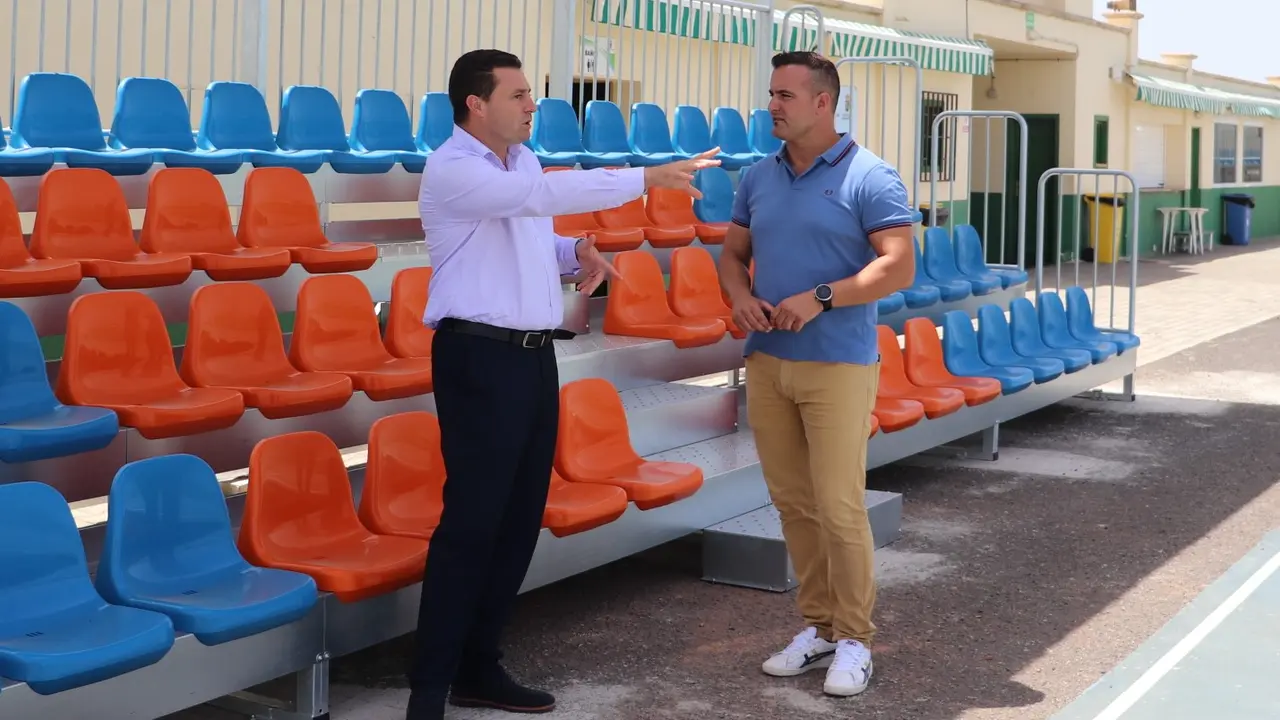 El alcalde de Yaiza y el concejal de Deportes en el campo de fútbol municipal.
