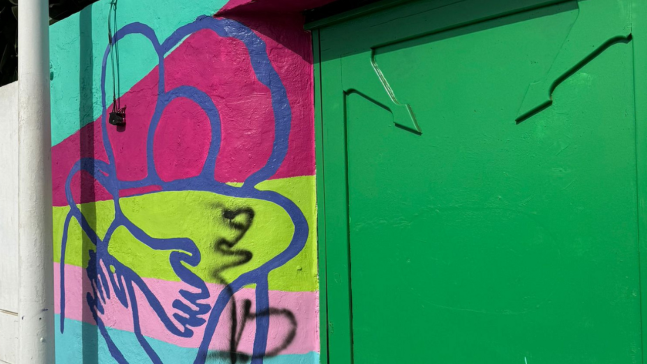 Pintada en el mural del Centro Cívico 'Conecta Tías'.