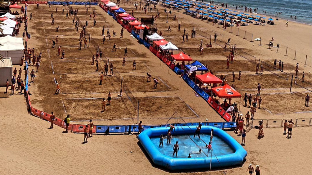 Torneo Internacional de voley-playa, en Playa Grande.