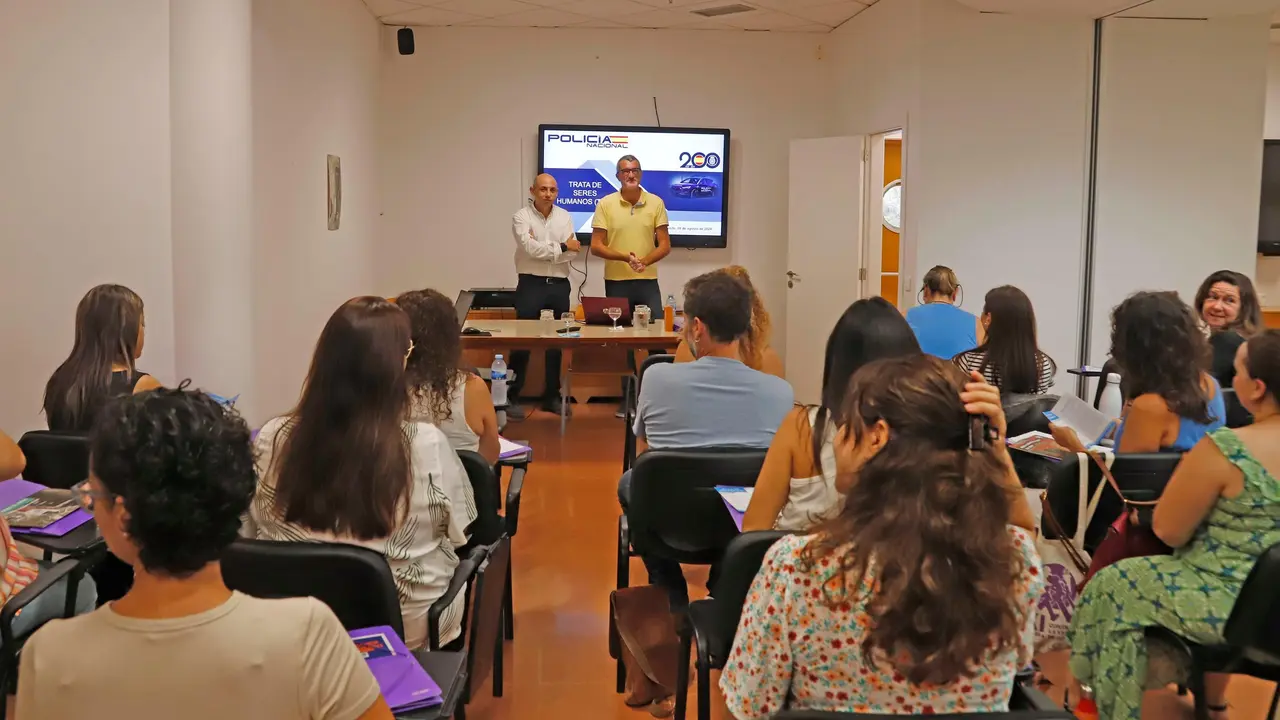 Charla 'El negocio de la violencia sexual sobre las mujeres'.