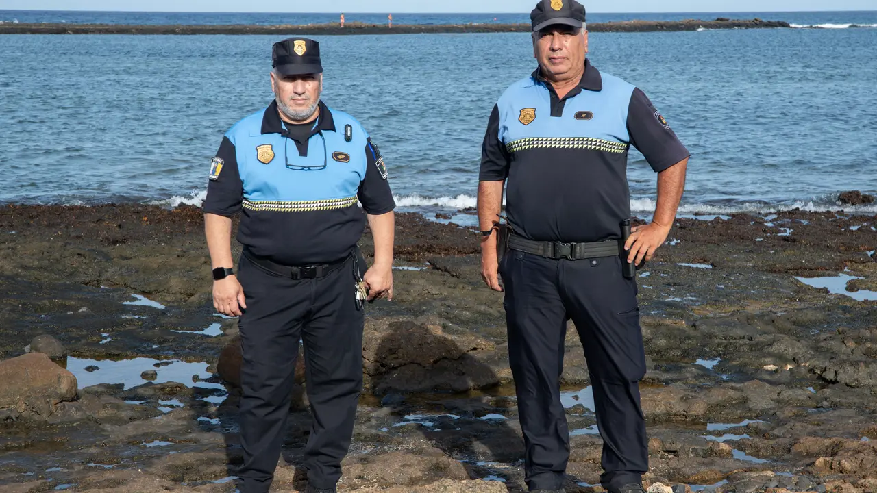 Polic&iacute;as-Locales-de-Fuerteventura-que-asistieron-a-la-primera-patera