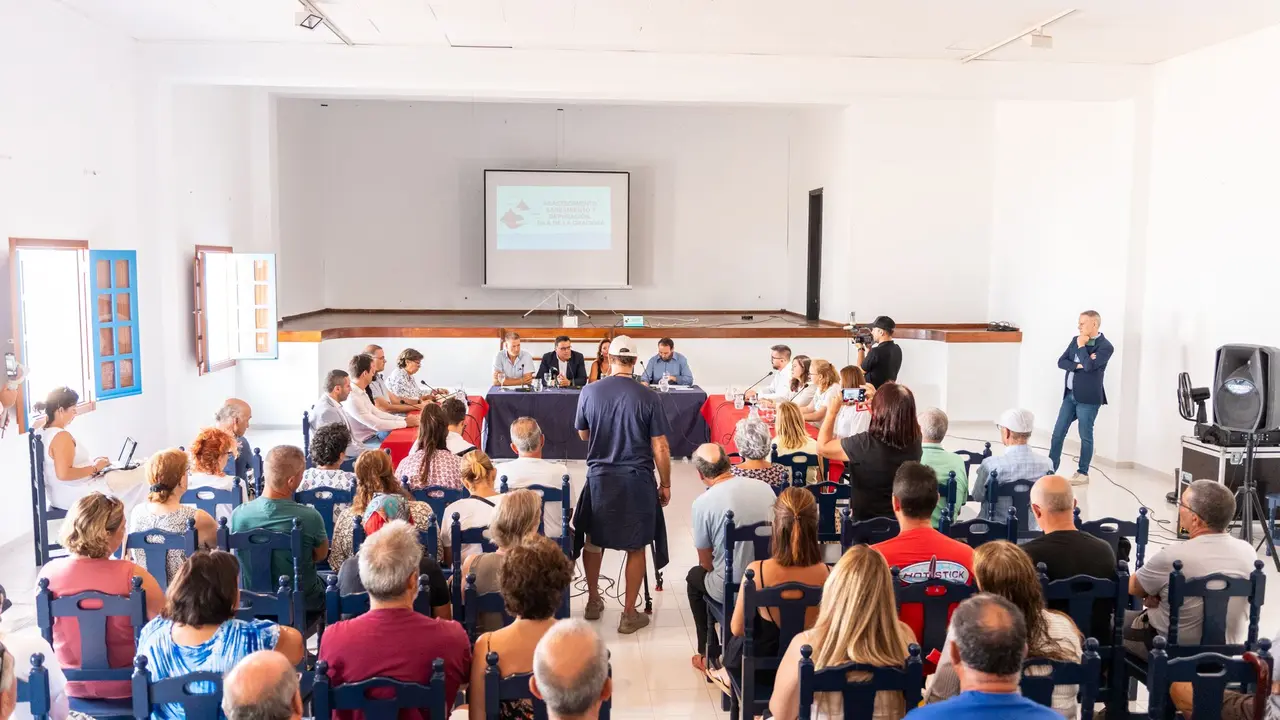 Reunión del Gobierno de Canarias en La Graciosa para el saneamiento