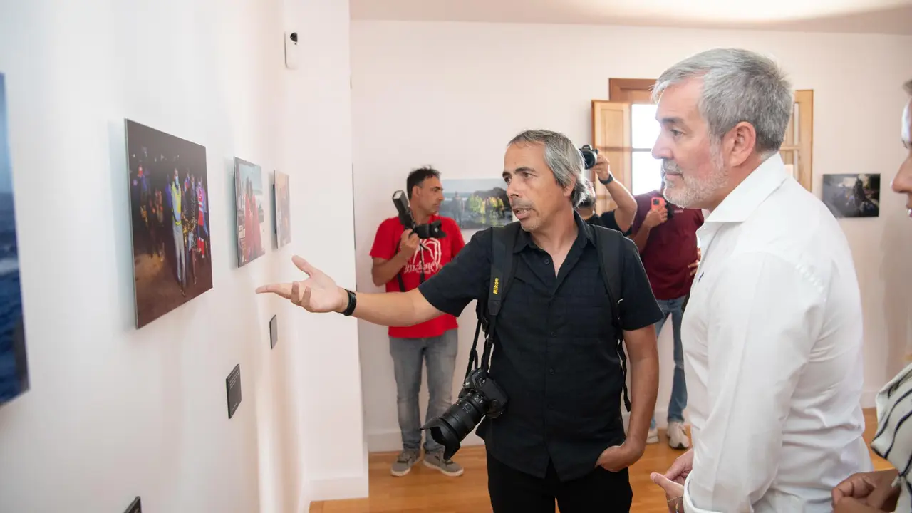 El fotógrafo lanzaroteño Adriel Perdomo muestra una imagen al presidente de Canarias, Fernando Clavijo (EFE)