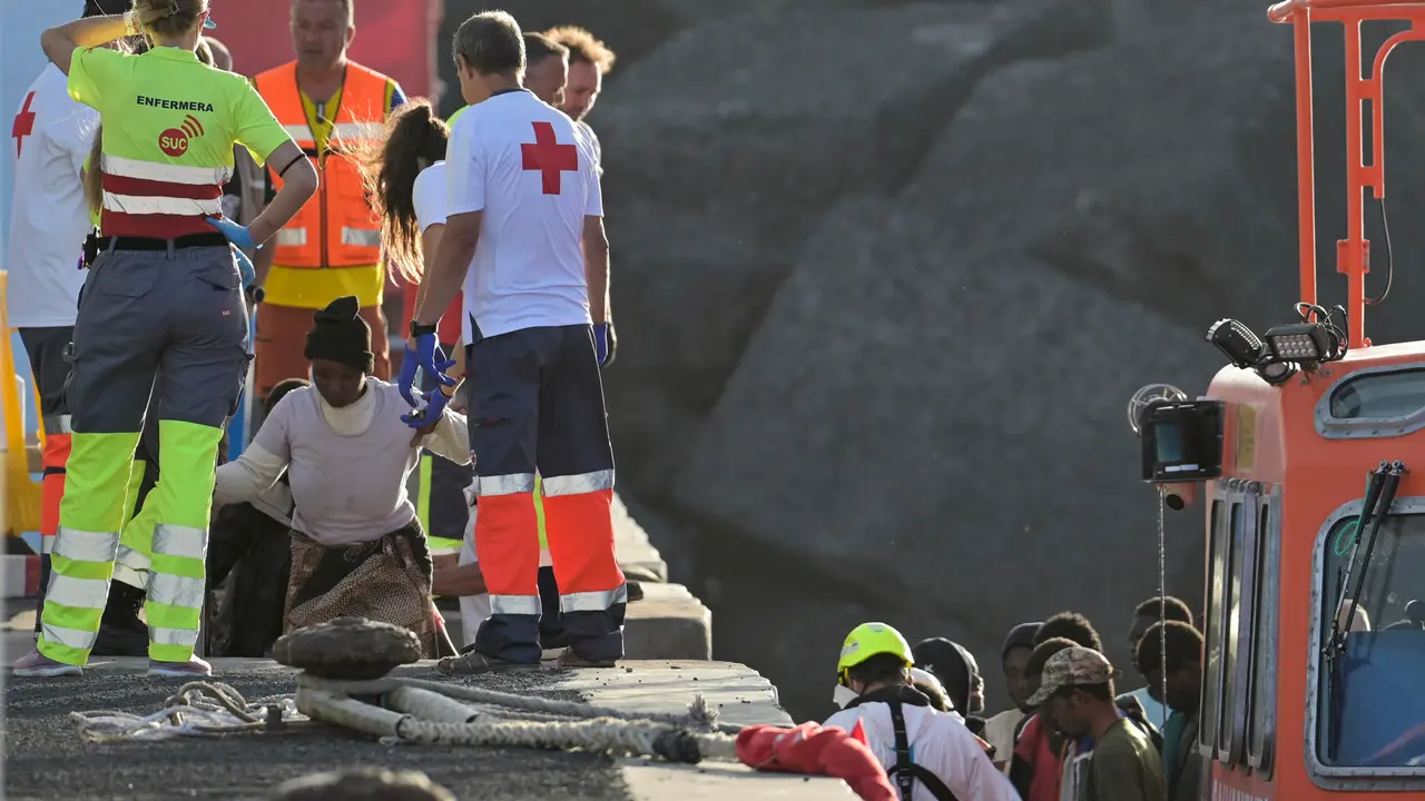 Llegada de los 56 inmigrantes rescatados por la embarcación de Salvamento Marítimo, Salvamar Adhara, a 60 millas de a El Hierro, y trasladados al puerto de La Restinga, en el municipio de El Pinar, (El Hierro), para ser atendidos por los equipos de Emergencias. EFE/ Gelmert Finol.