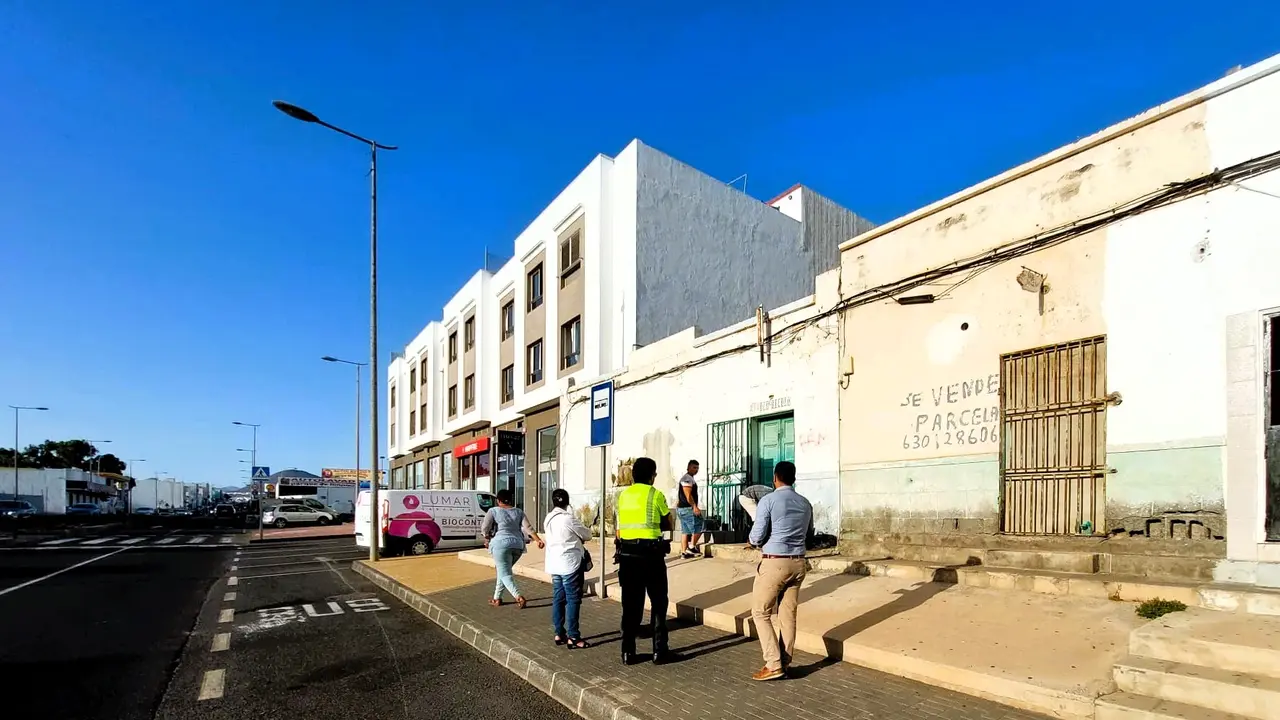 El alcalde de Arrecife junto a un agente, y representantes de las familias propietarias de estos inmuebles. Al fondo trabajadores cerraban los accesos.