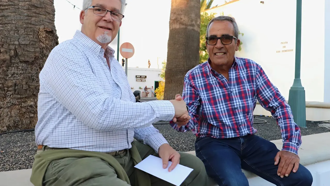 Manuel Concepción y Jaime Quesada en la Plaza de Remedios de Yaiza.