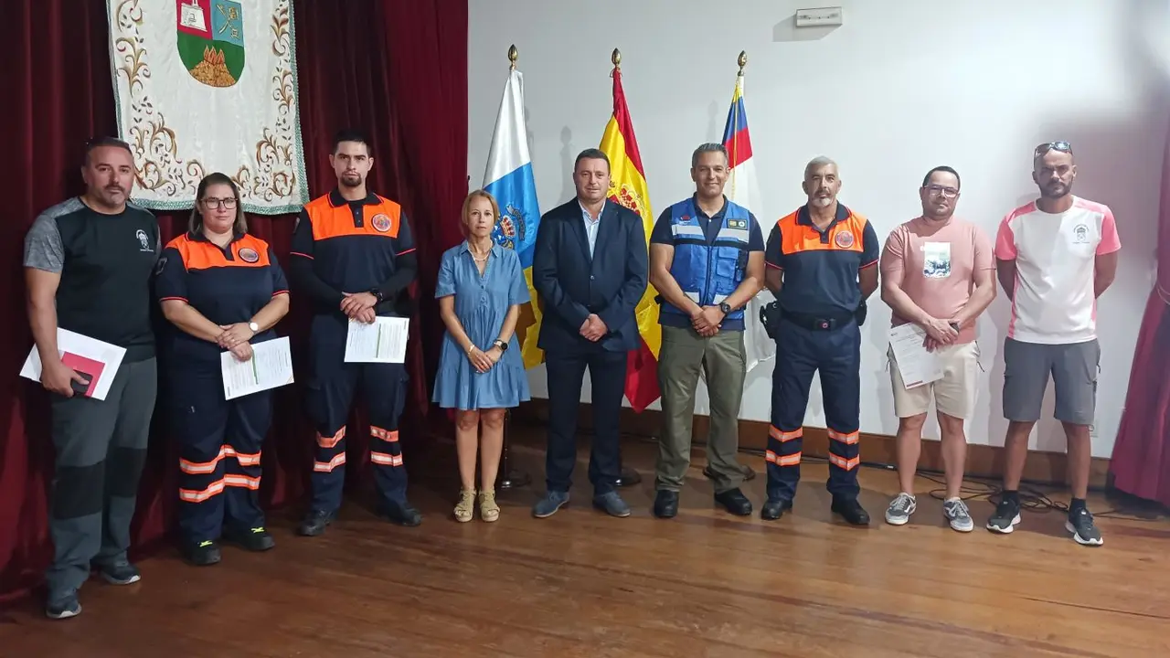 Grupo de beneficiarios con el alcalde  de Yaiza.