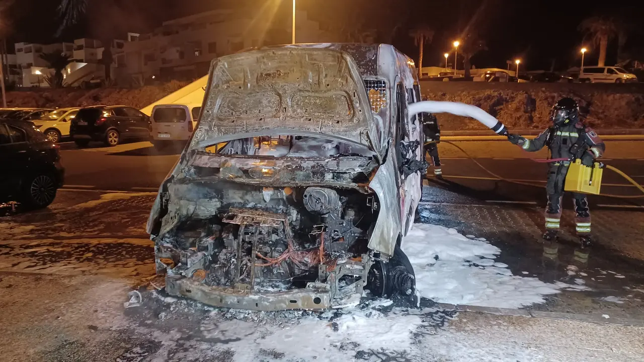 Explosión de una furgoneta.