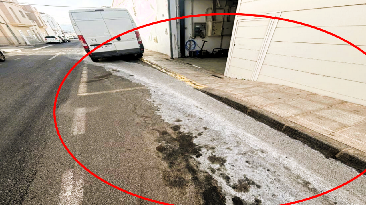 Imagen captada en la calle Isa del barrio de Argana, con los vertidos originarios desde la nave.