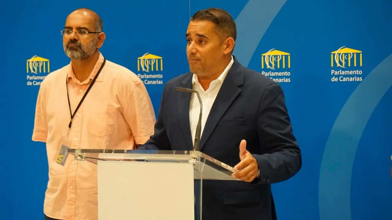 Yoné Caraballo en una rueda de prensa en el Parlamento.