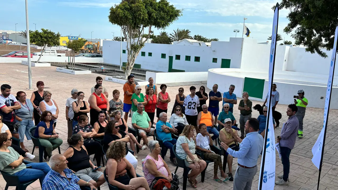 El alcalde de Arrecife, Yonathan de León,y el ingeniero de Obras del Ayuntamiento, explican a los vecinos de Tinasoria la transformación integral del barrio.
