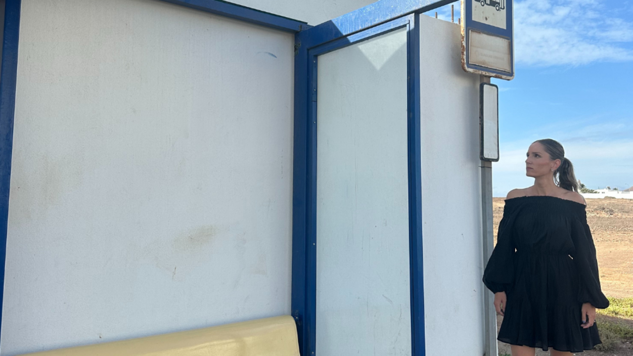 Sheila Guillén en una parada de guaguas en  Maneje.