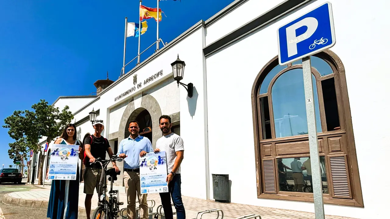 Yonathan de León, Davinia Déniz, Mario González Altube y un ciudadano que transita Arrecife en bici eléctrica.